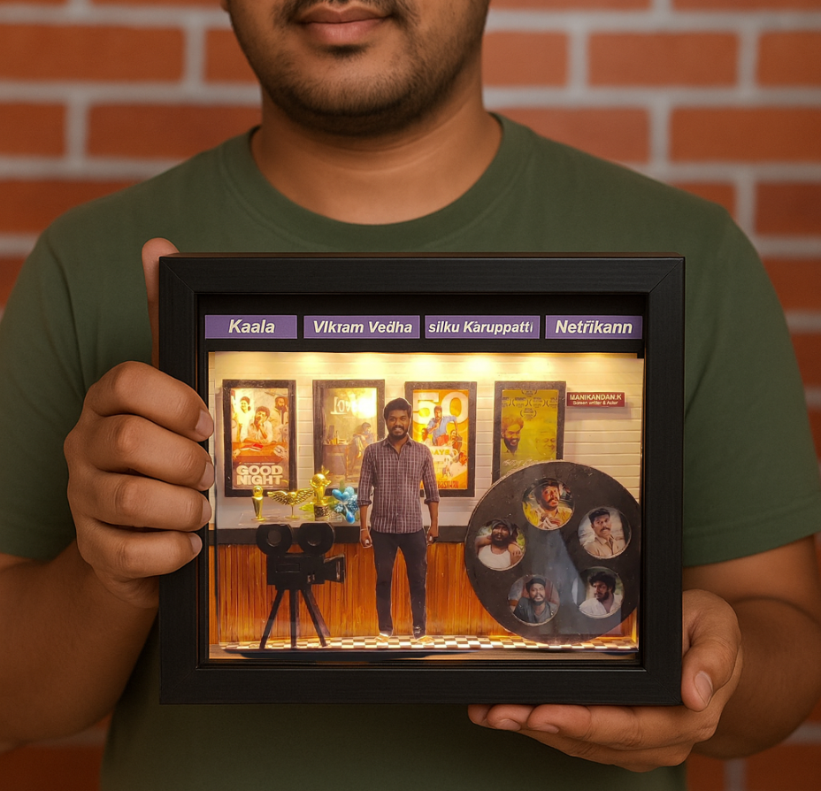 actor-themed miniature gift A photo crank box that flips through their on-stage or on-set pictures like a rolling film reel.